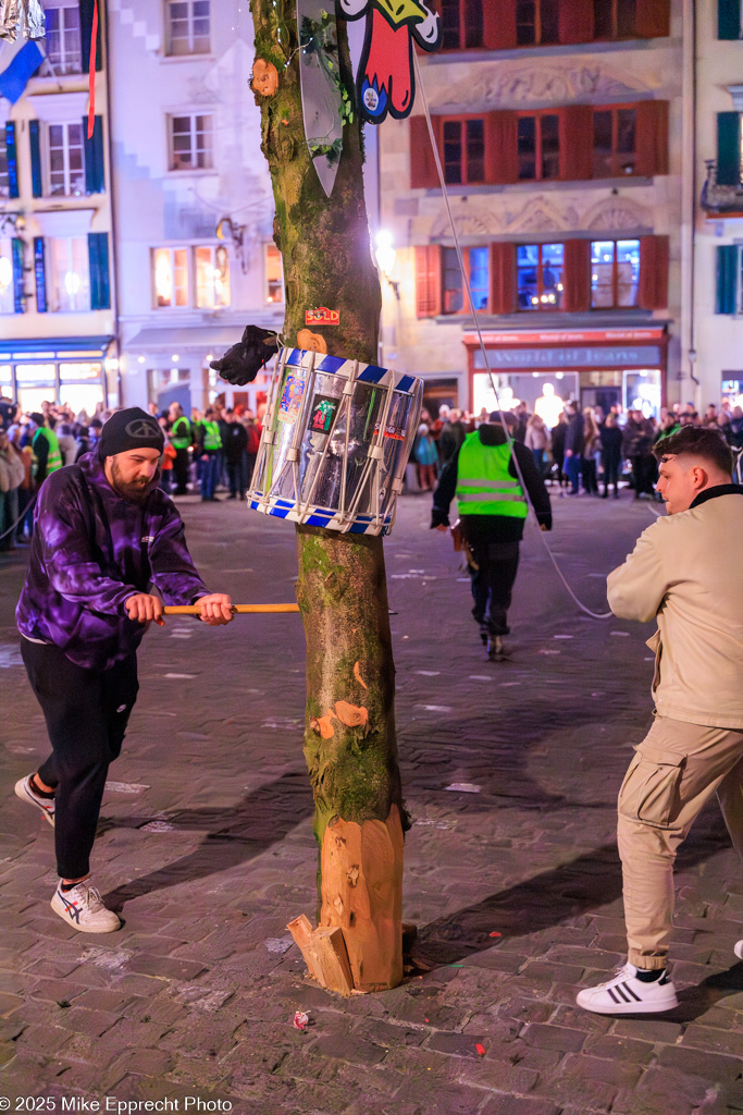 Guuggerbaum Fällen; Luzerner Fasnacht 2025