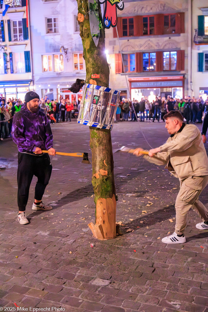 Guuggerbaum Fällen; Luzerner Fasnacht 2025