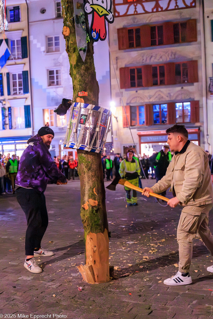 Guuggerbaum Fällen; Luzerner Fasnacht 2025