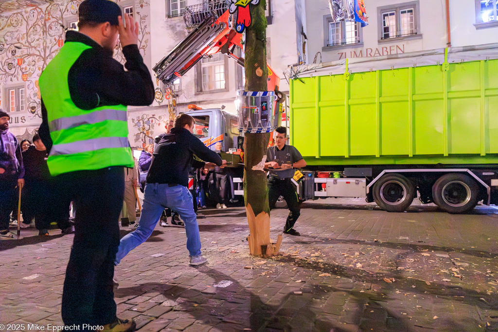 Guuggerbaum Fällen; Luzerner Fasnacht 2025