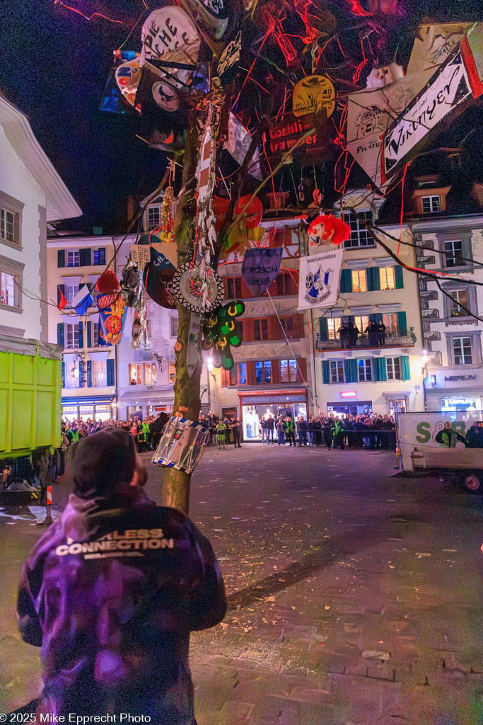 Guuggerbaum Fällen; Luzerner Fasnacht 2025