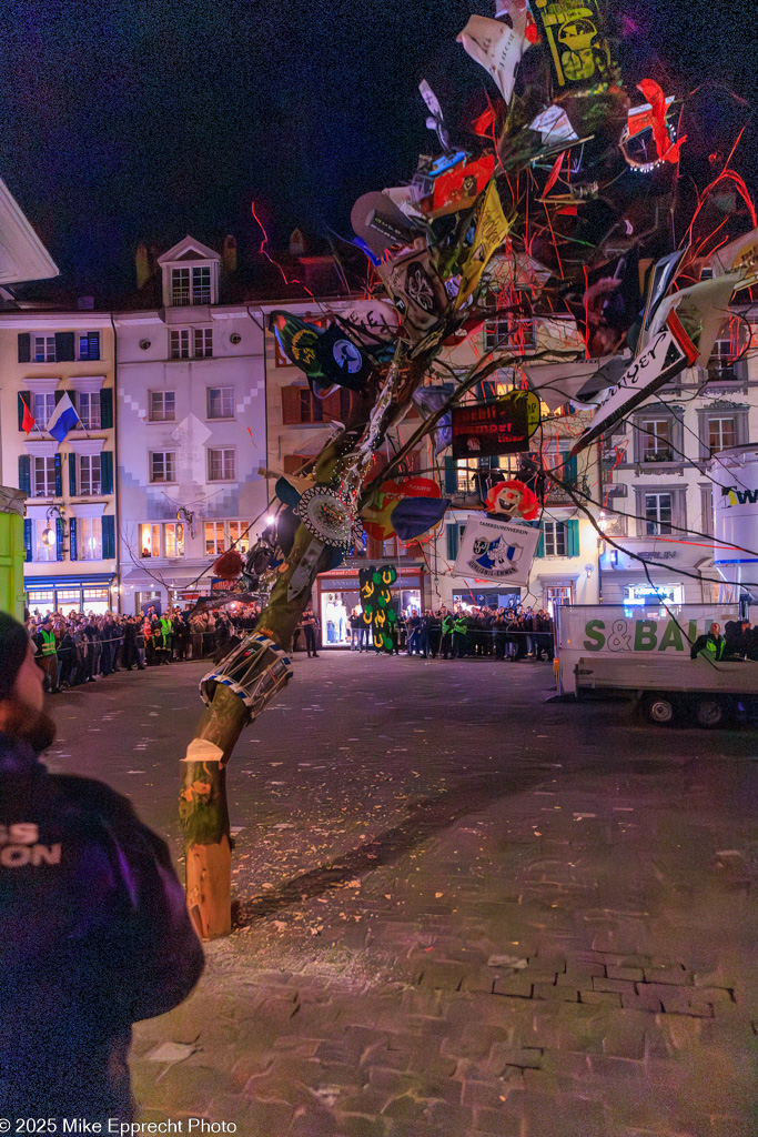 Guuggerbaum Fällen; Luzerner Fasnacht 2025