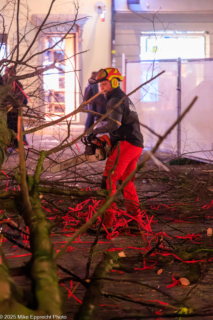 Guuggerbaum Fällen; Luzerner Fasnacht 2025